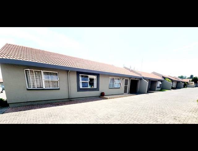 3 BEDROOM TOWNHOUSE FOR SALE IN VANDERBIJLPARK SE 3